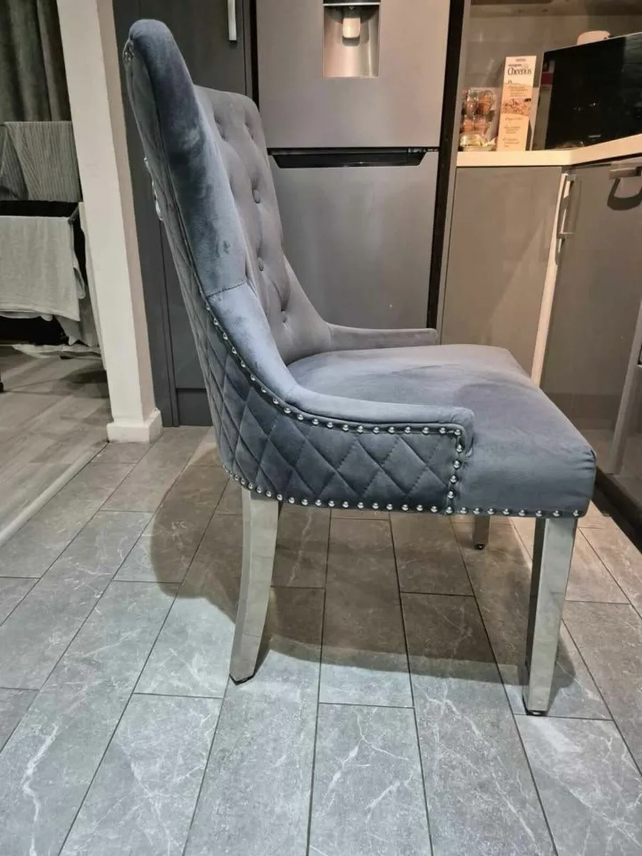 Round Marble table and chairs - Image 2