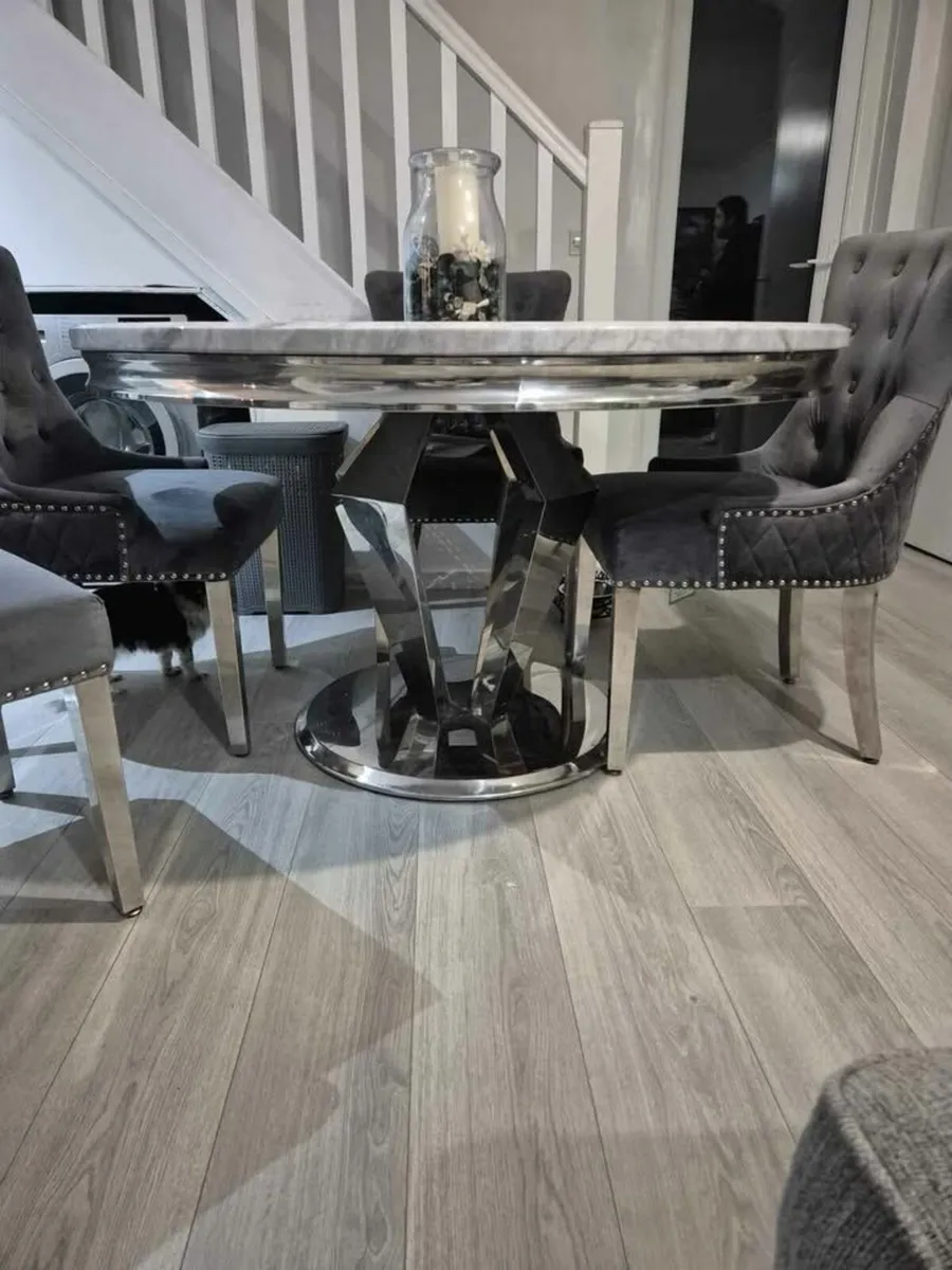 Round Marble table and chairs - Image 3