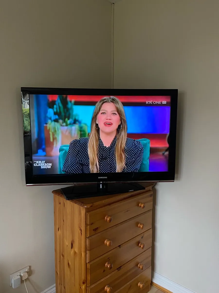 Samsung.   48.  Inch.  TV.   With. Remote - Image 1