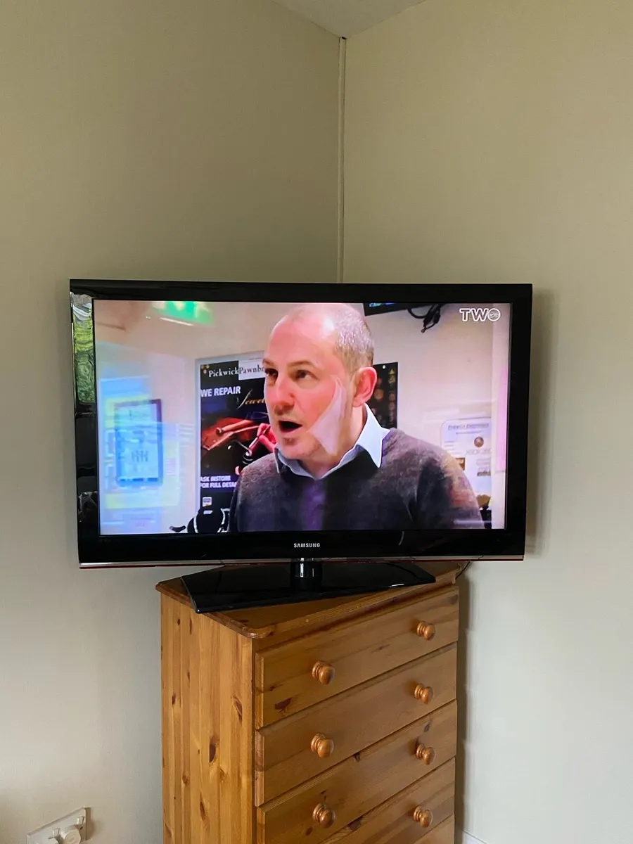 Samsung.   48.  Inch.  TV.   With. Remote - Image 2