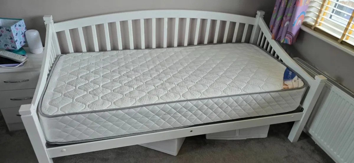 Single day bed for child/adult - optional mattress - Image 1