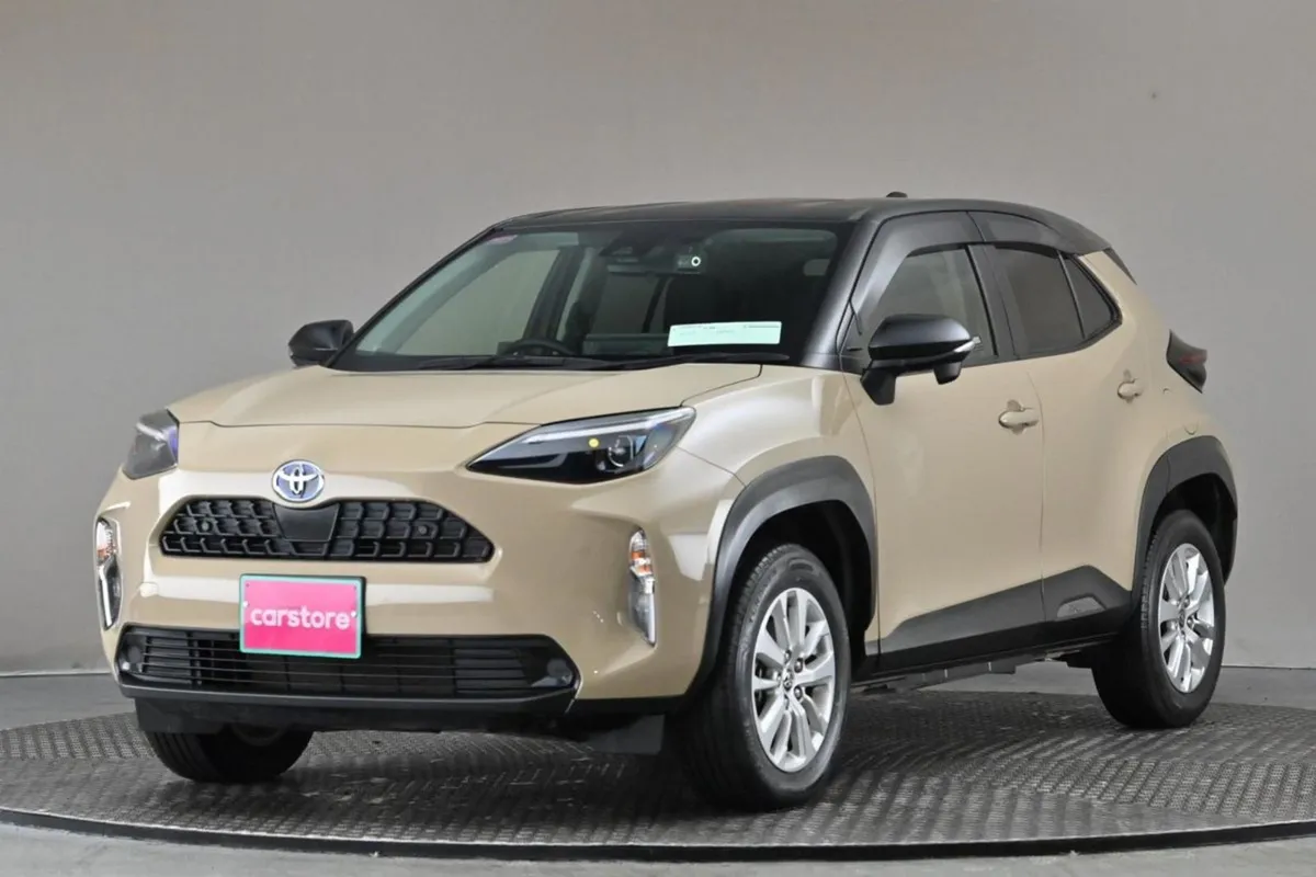 Toyota Yaris Cross 1.5 Hybrid  bi-tone Roof 9 and - Image 3
