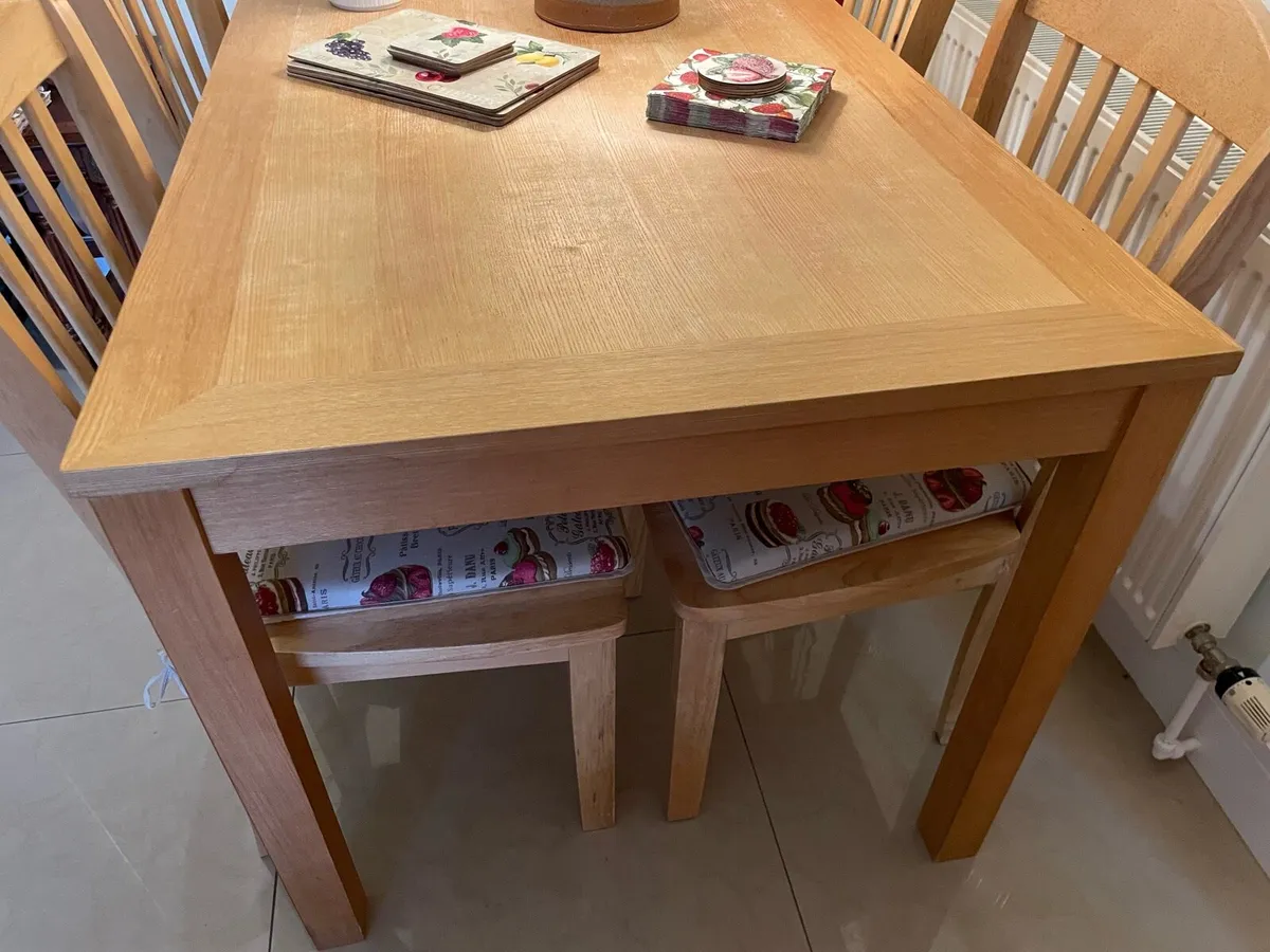 Dining room table - Image 1