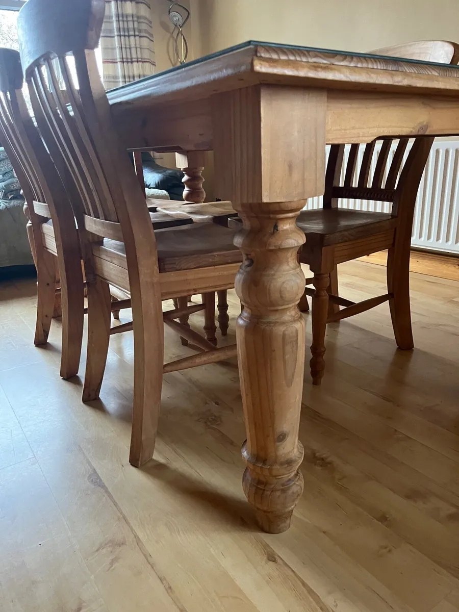 Pine dining table and 6 chairs - Image 3