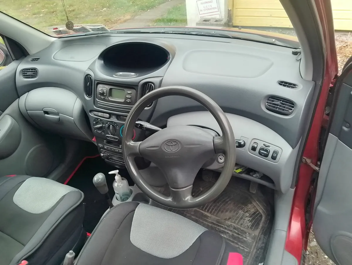 Toyota Yaris 2000 - Image 2