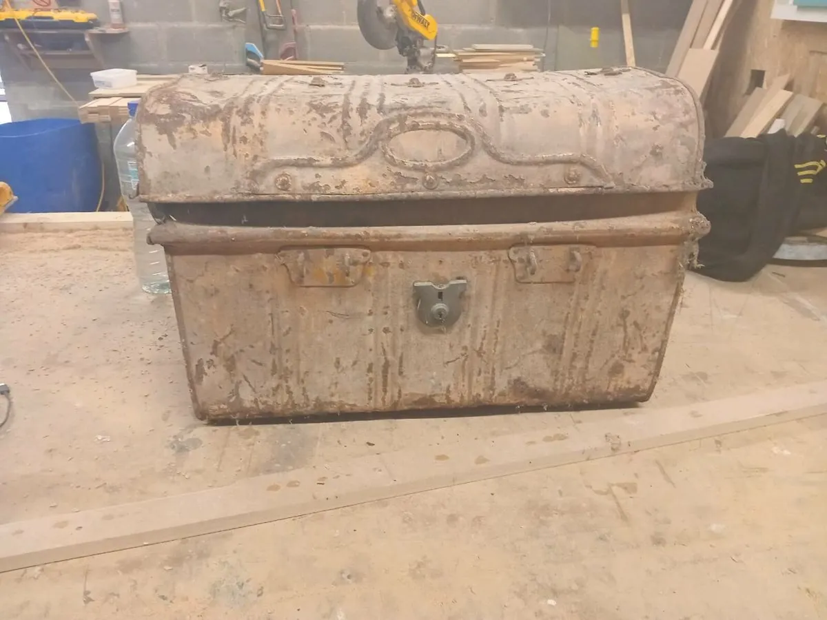 Antique chest - Image 1