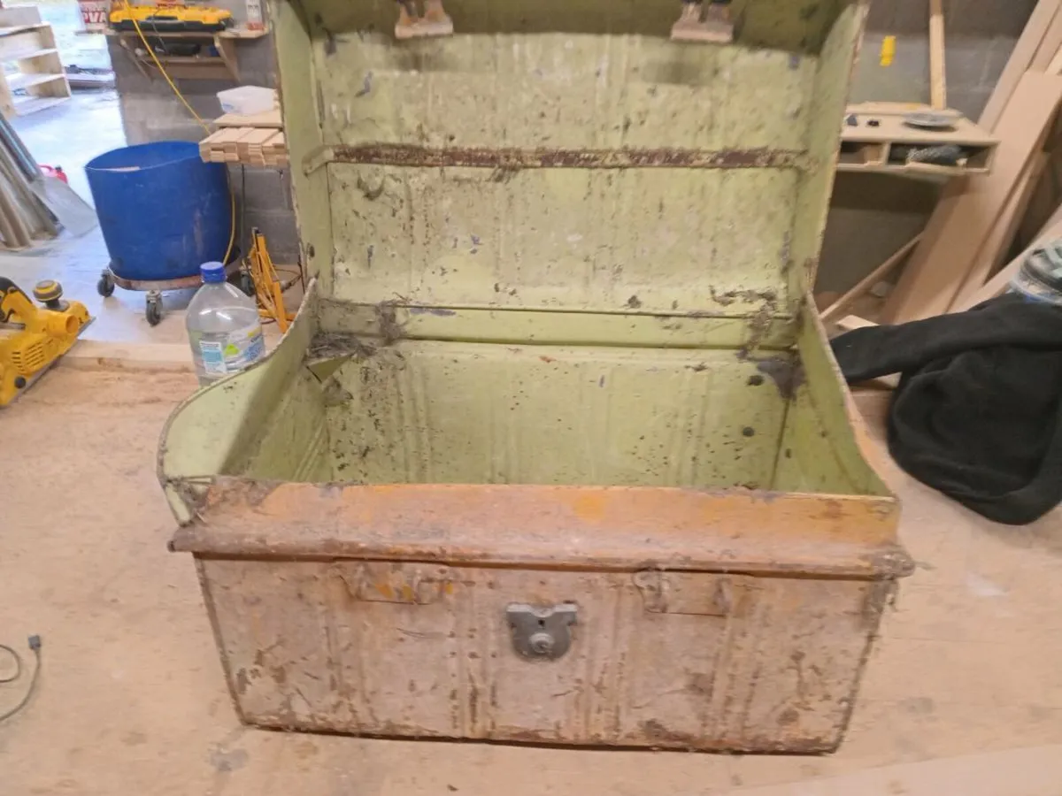 Antique chest - Image 4