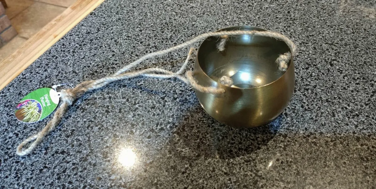 HANGING METAL PLANT POT (NEW). - Image 1