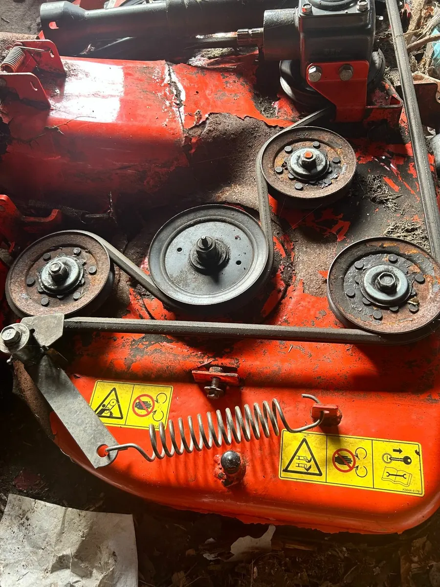 Used Kubota 42in complete lawnmower deck for parts - Image 2