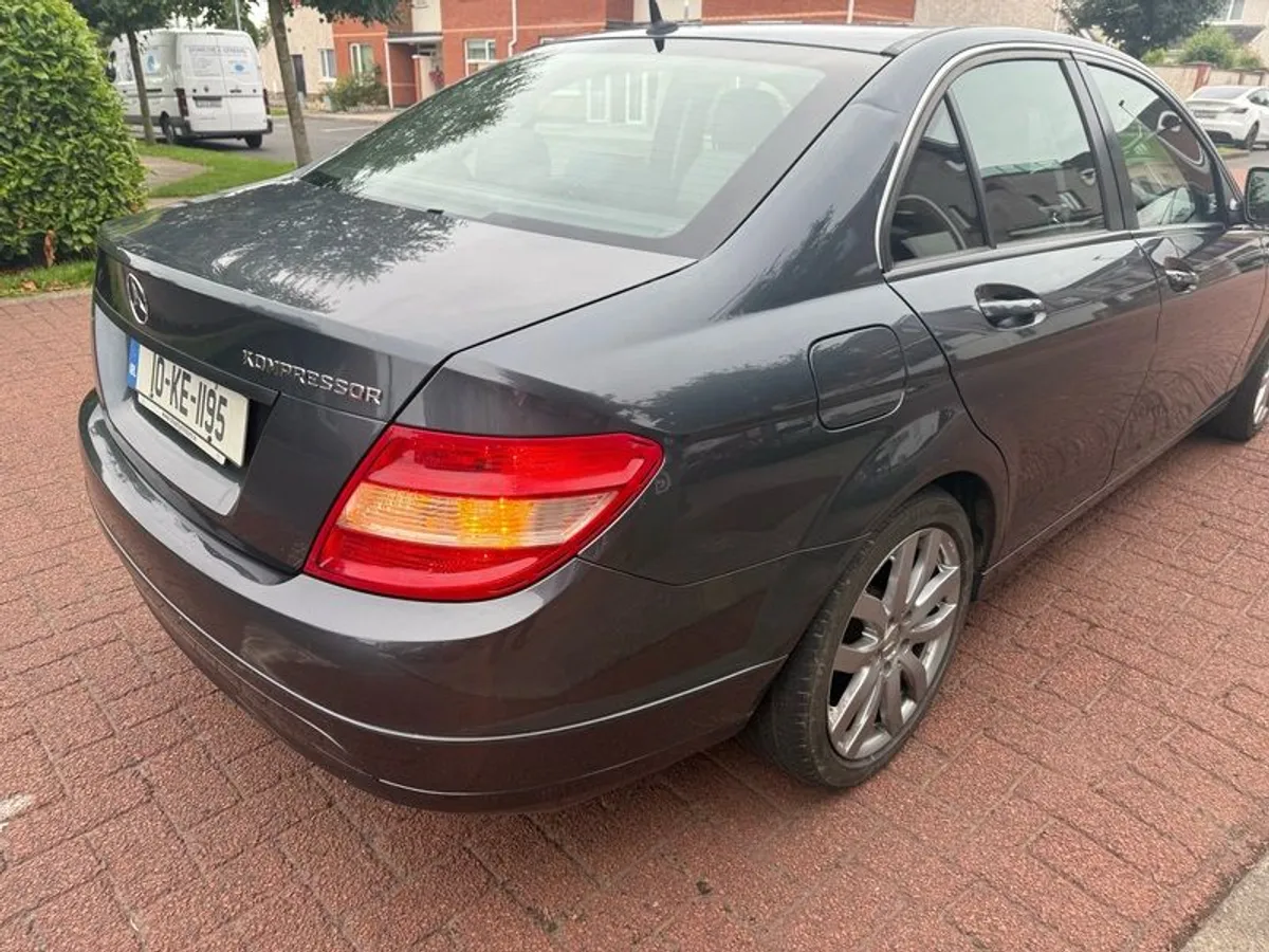 2010 Mercedes Benz C Series - Image 4