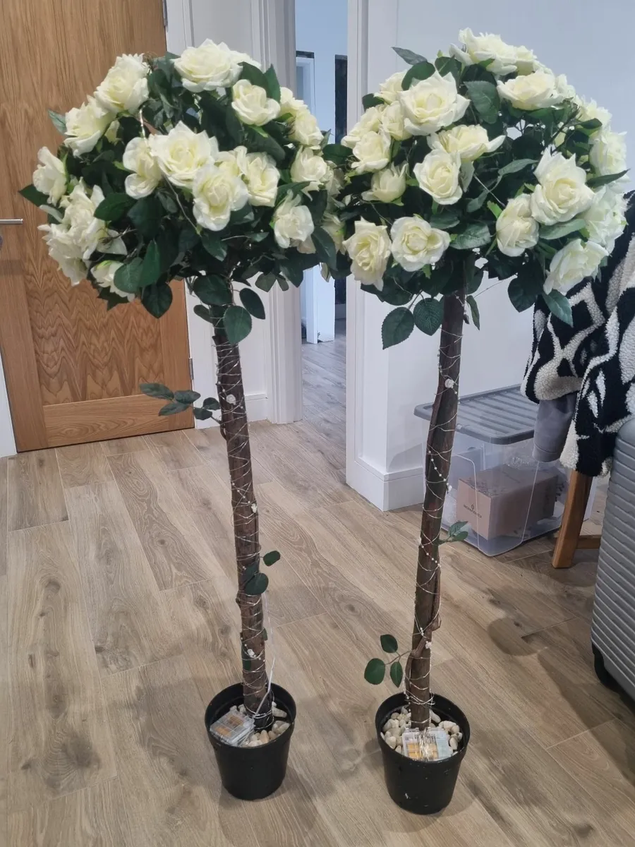 Artificial tree flowers with fairy lights included - Image 1
