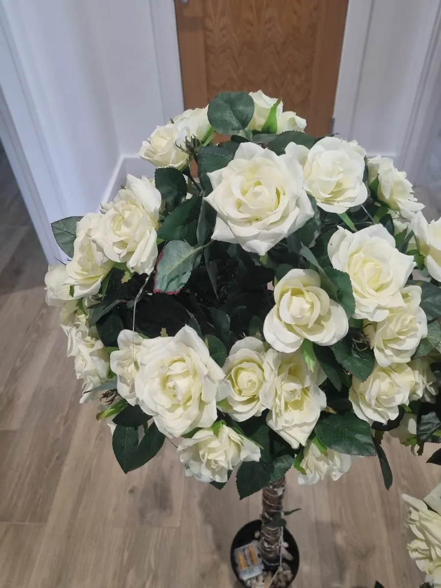 Artificial tree flowers with fairy lights included - Image 2
