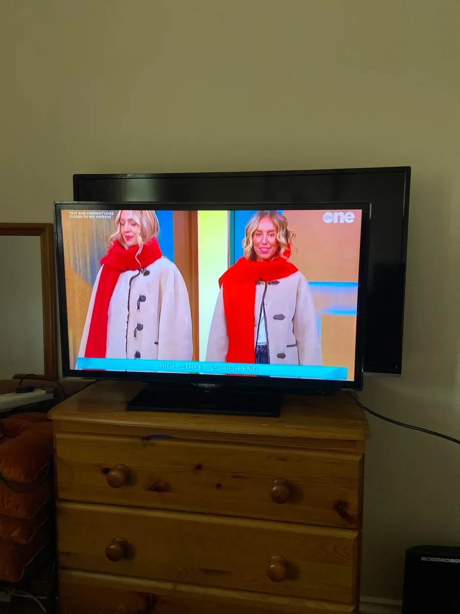 Samsung.  Smart.  32. Inch.  TV. With. Remote - Image 1