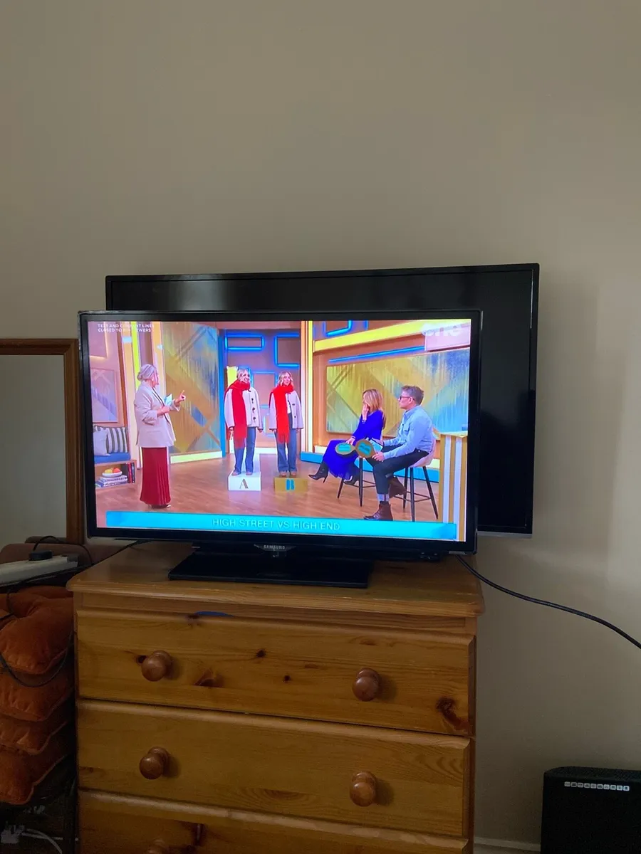 Samsung.  Smart.  32. Inch.  TV. With. Remote - Image 2