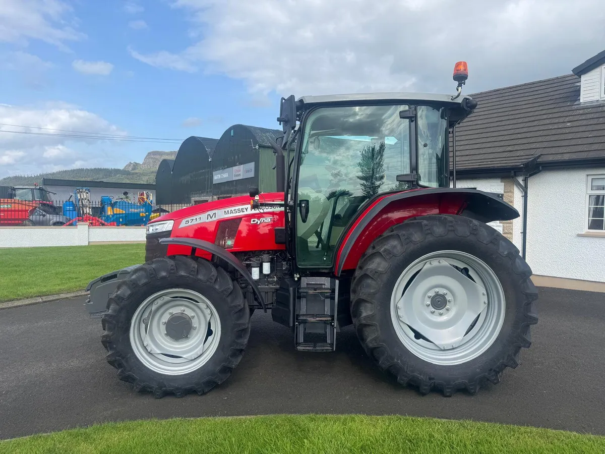 Massey Ferguson 5711M - Image 2