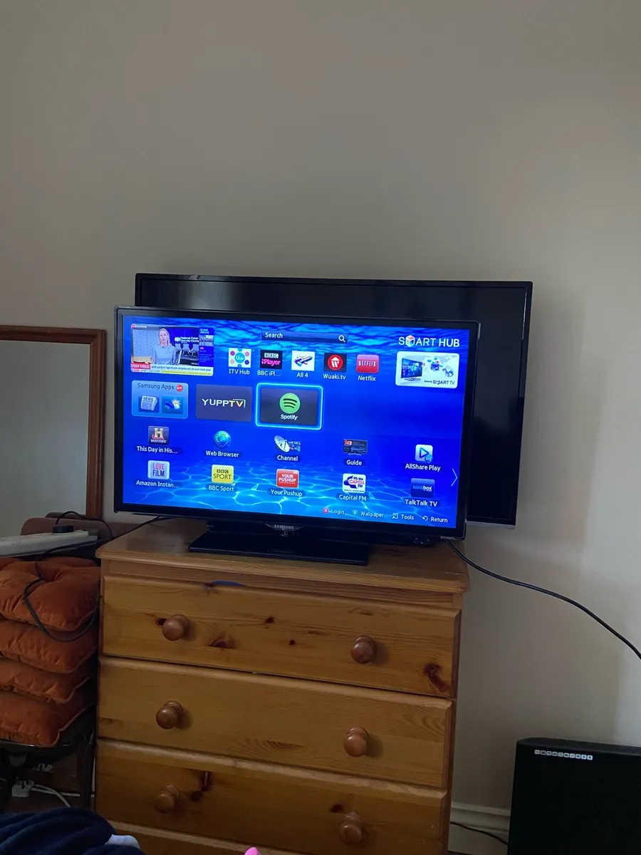 Samsung.  Smart.  32. Inch.  TV. With. Remote - Image 3