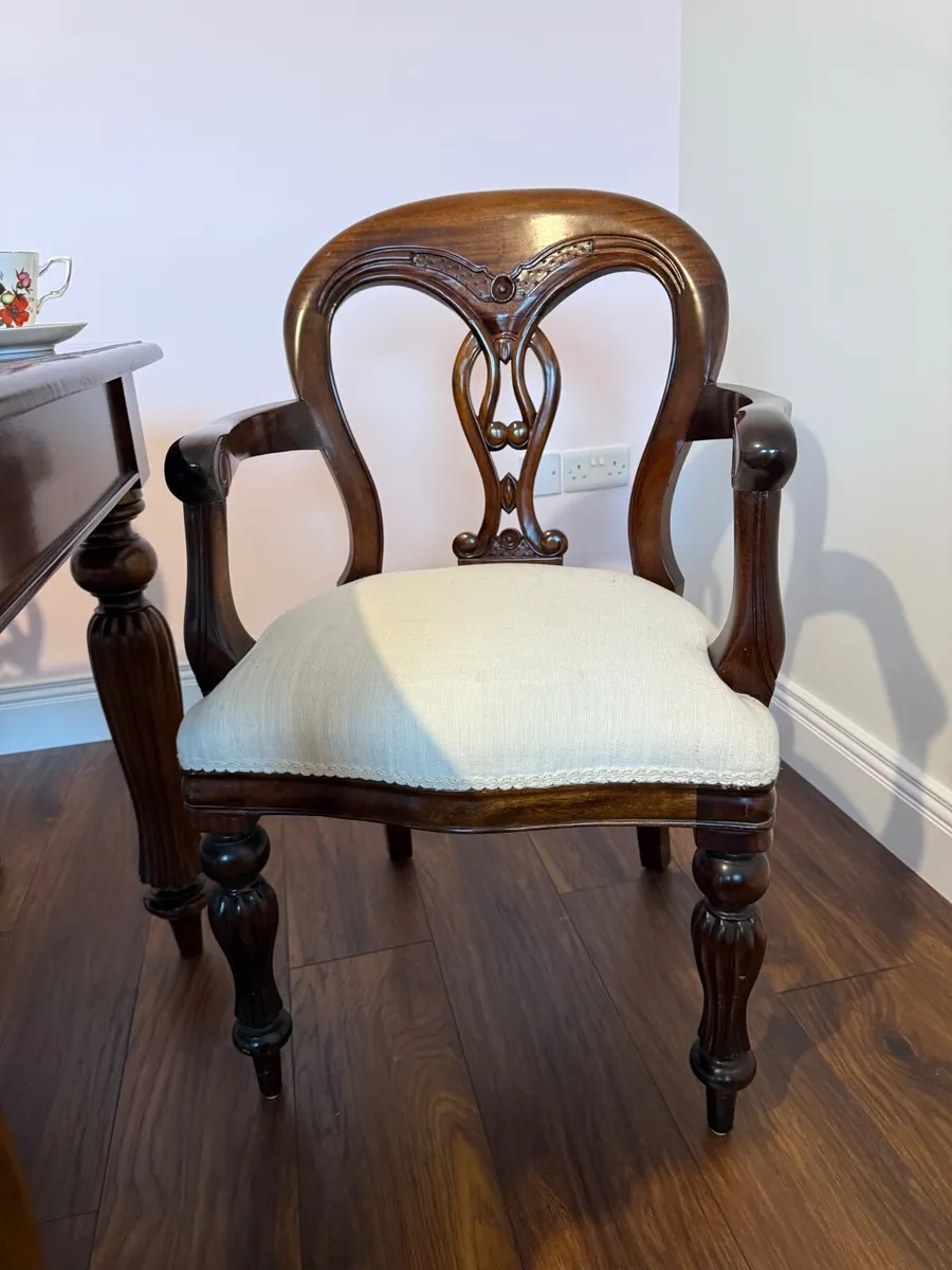 BARGAIN TABLE & CHAIRS - Image 4