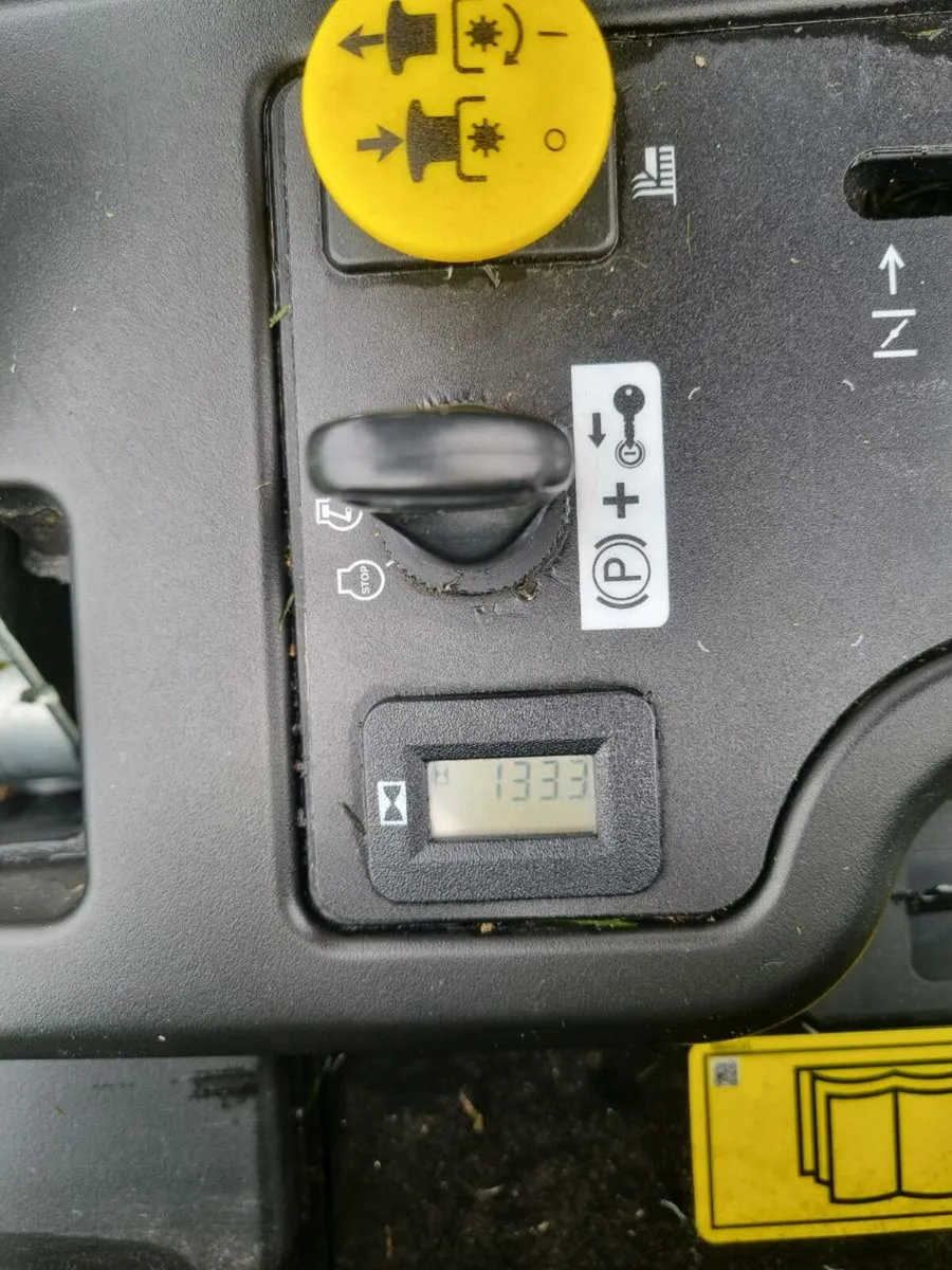 John Deere Z335e Zero Turn Lawnmower - Image 3