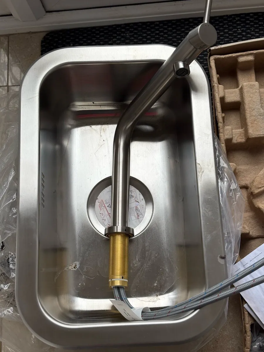 Sink and taps - Image 1