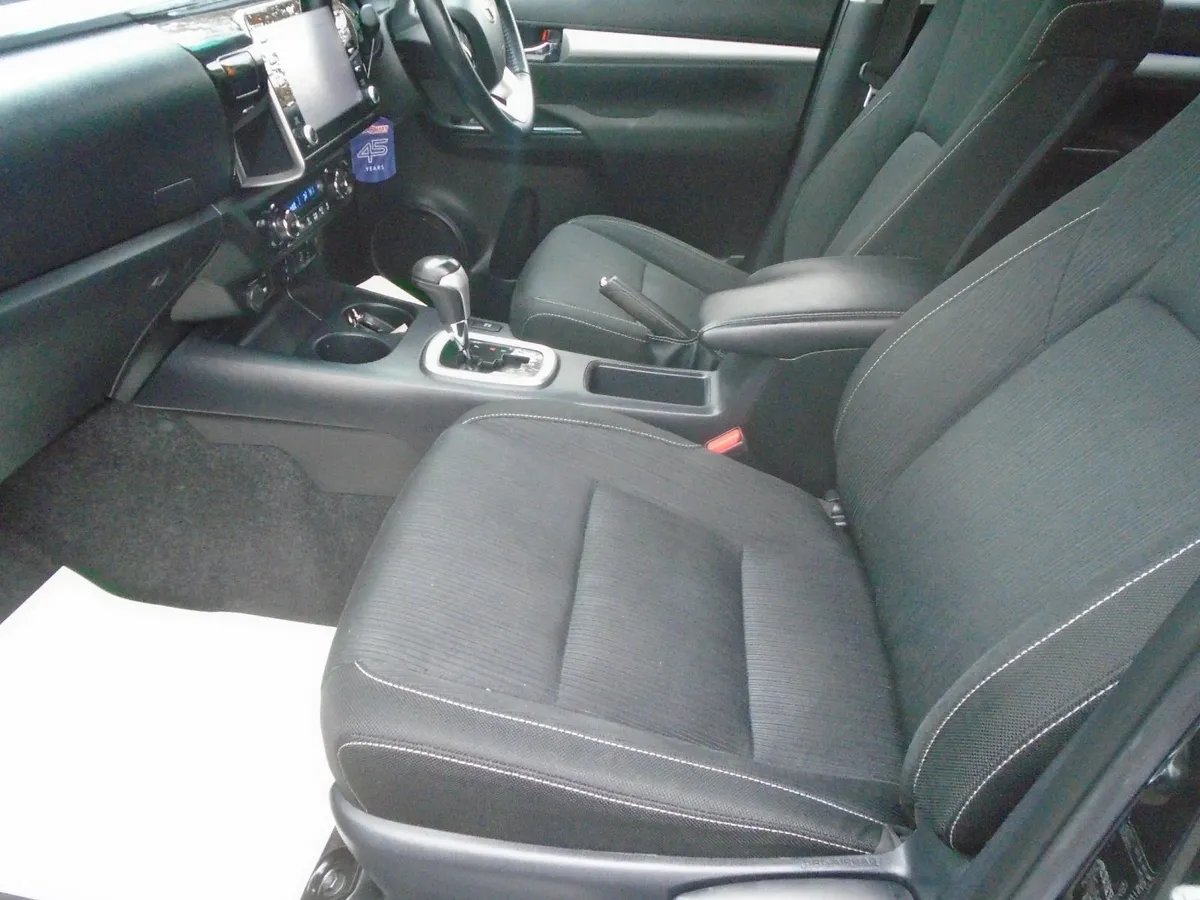 2021 Toyota Hilux 2.8D4D INVINCIBLE AUTOMATIC. - Image 4