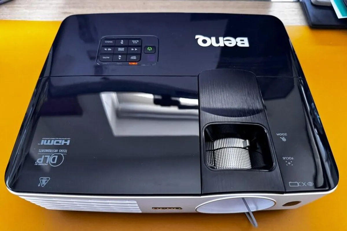 BenQ TH681+ DLP Projector - Image 1
