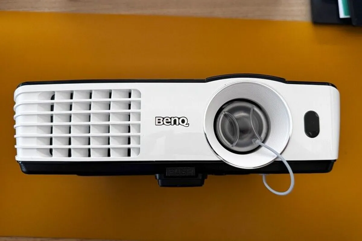 BenQ TH681+ DLP Projector - Image 2