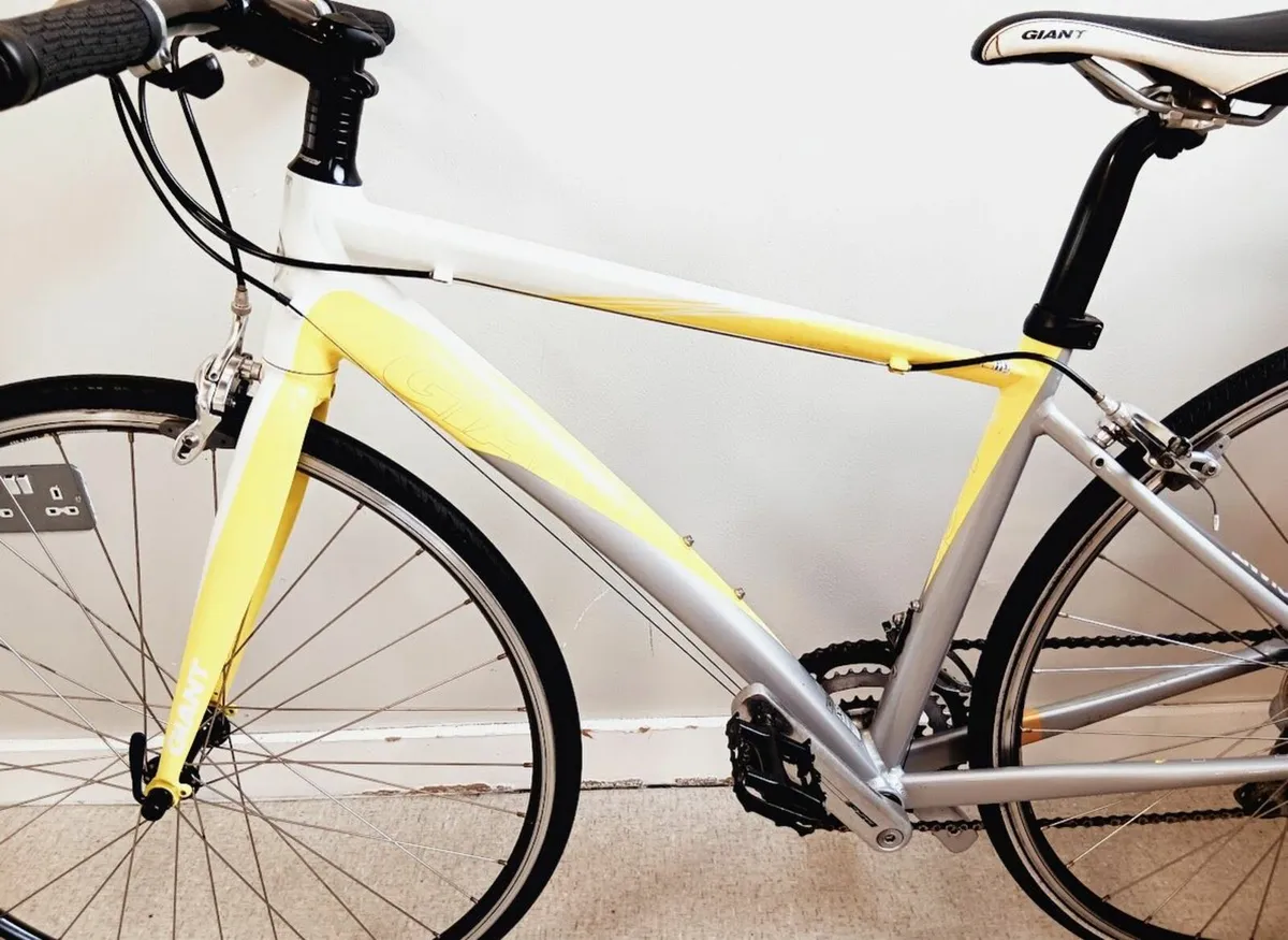 Ladies giant dash bike in perfect condition - Image 1