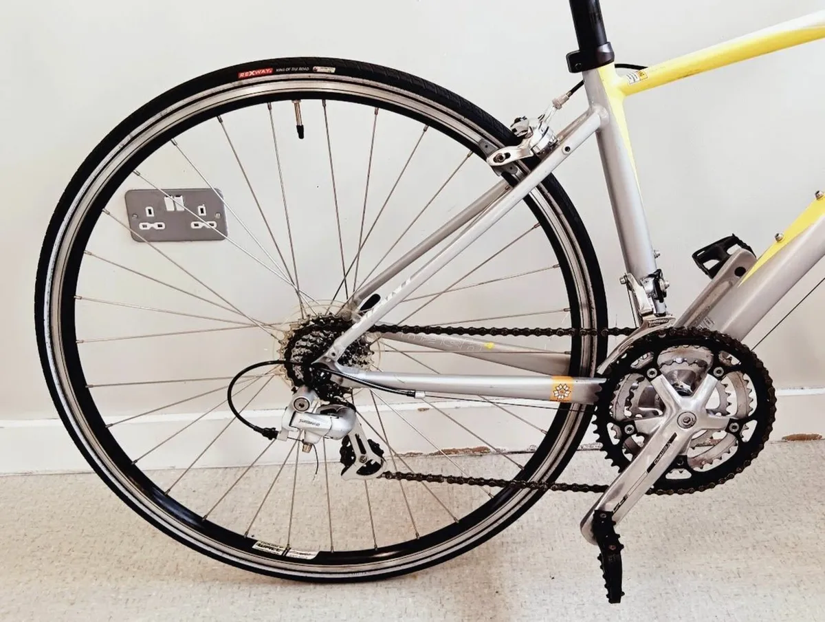 Ladies giant dash bike in perfect condition - Image 3