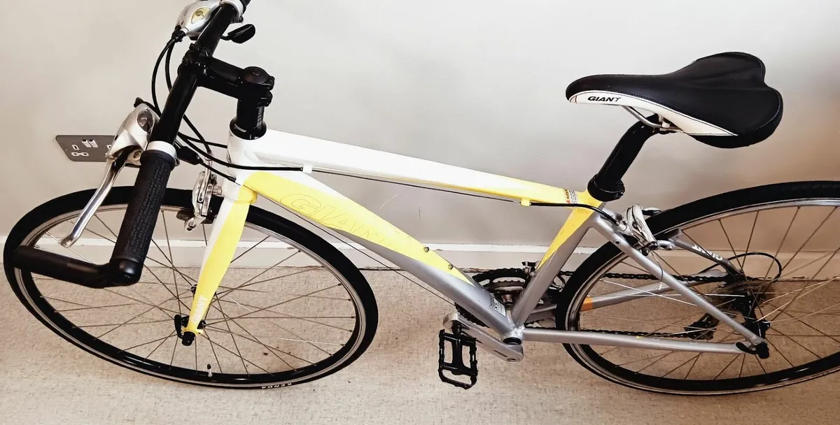 Ladies giant dash bike in perfect condition - Image 4