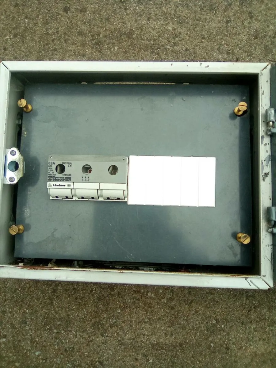 63 AMP. 3 PHASE SWITCH FUSE AND ENCLOSURE - Image 1