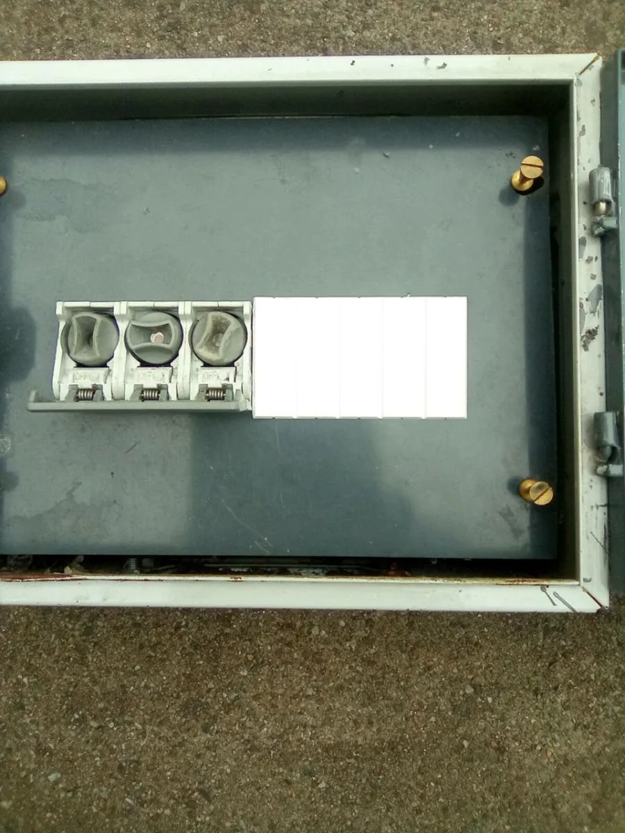 63 AMP. 3 PHASE SWITCH FUSE AND ENCLOSURE - Image 3