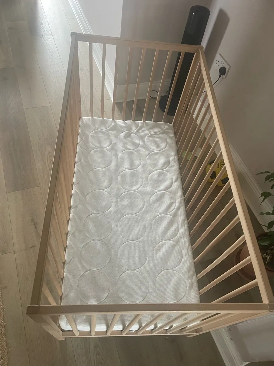 Baby cot with mattress - Image 1