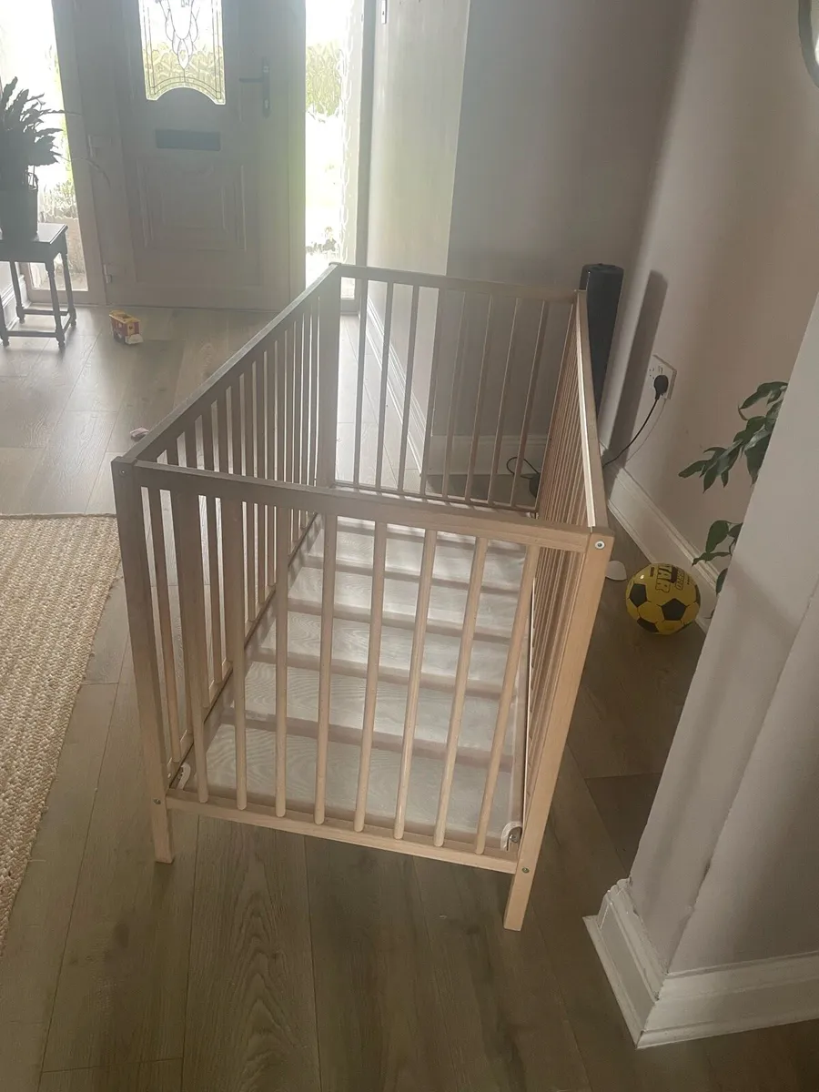 Baby cot with mattress - Image 3