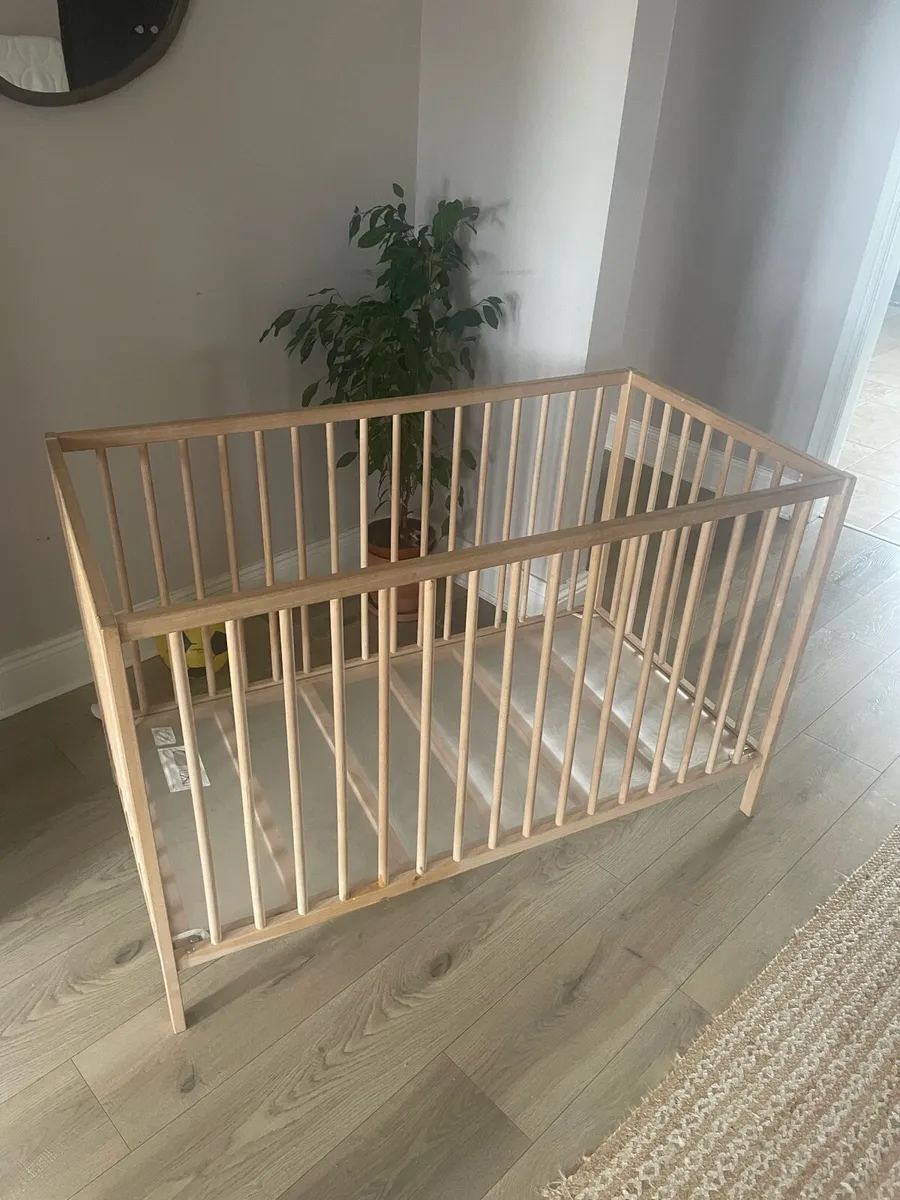 Baby cot with mattress - Image 4
