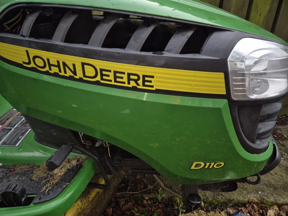 John Deere Ride On Lawnmower - Image 1
