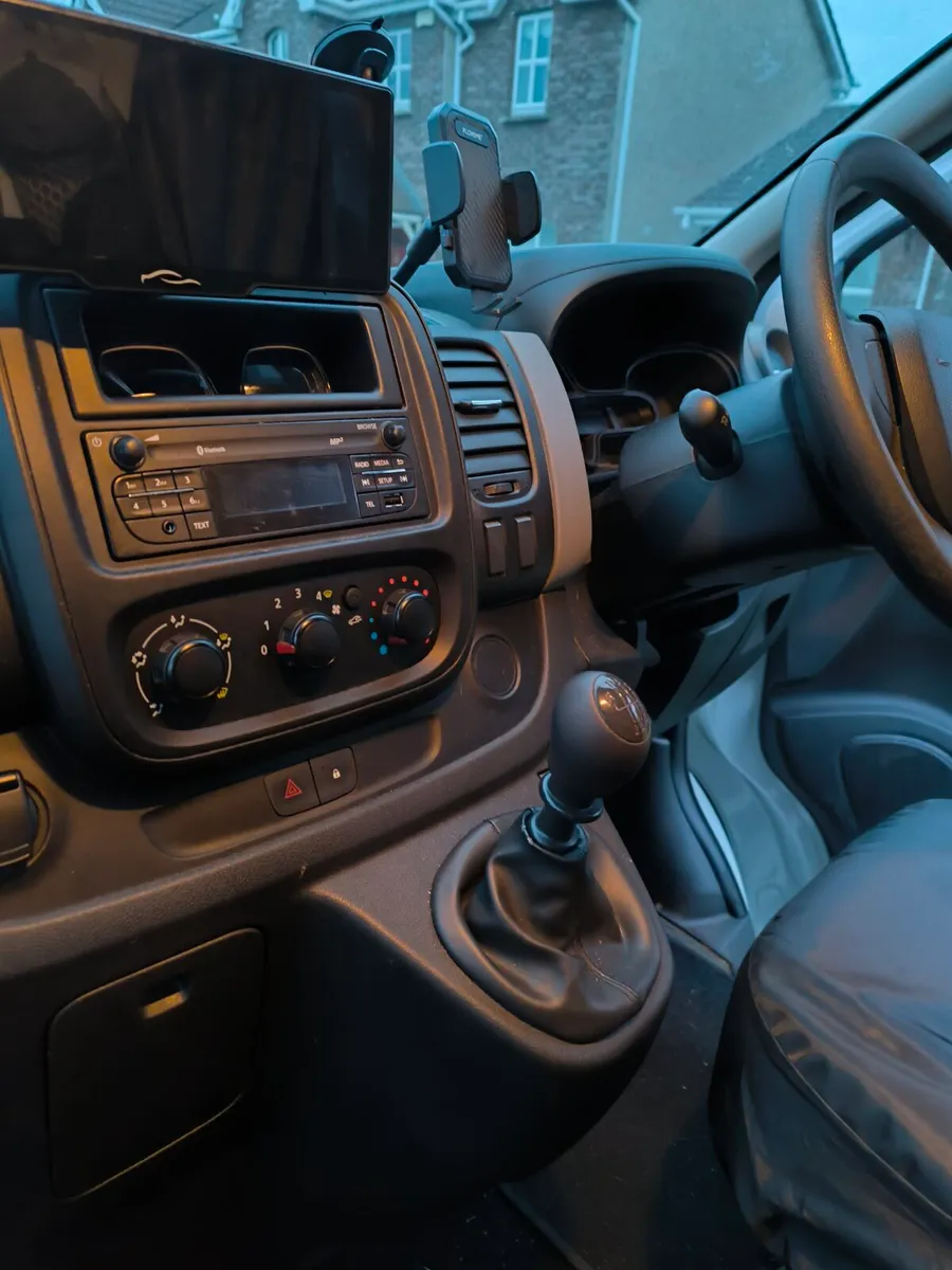 **Renault Trafic 2018** - Image 4