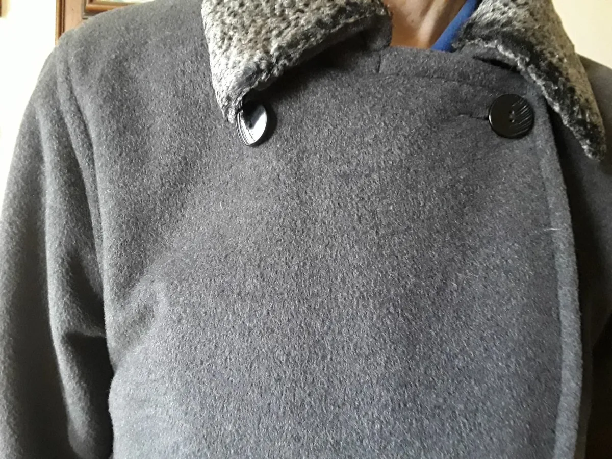 Ladies wool winter coat size 10 - Image 4