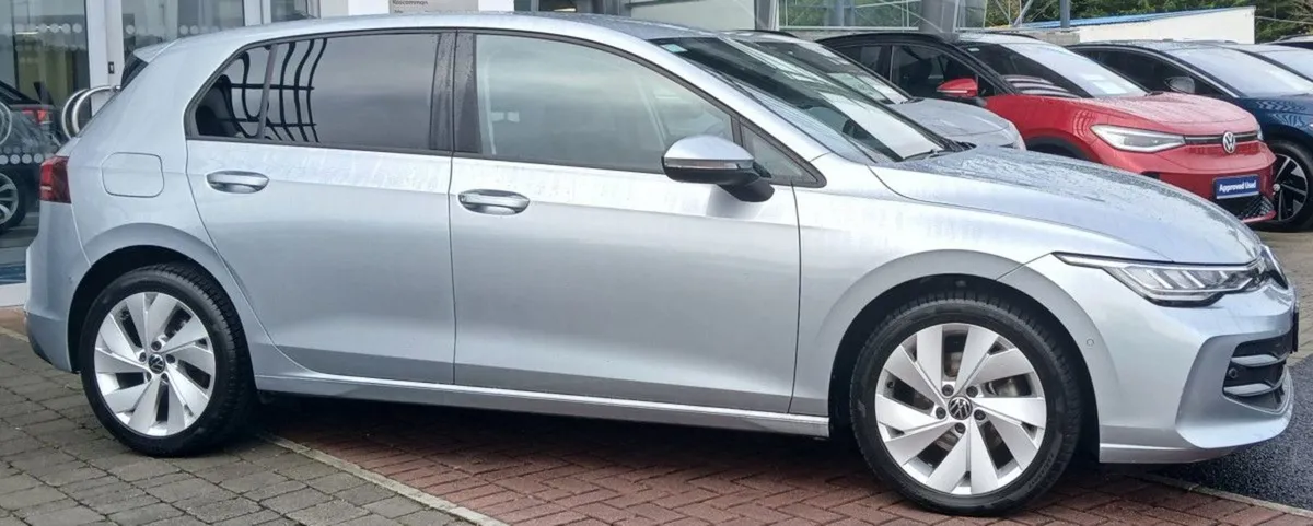 Volkswagen Golf Edition 75 2.0 TDI 116HP  park As - Image 2