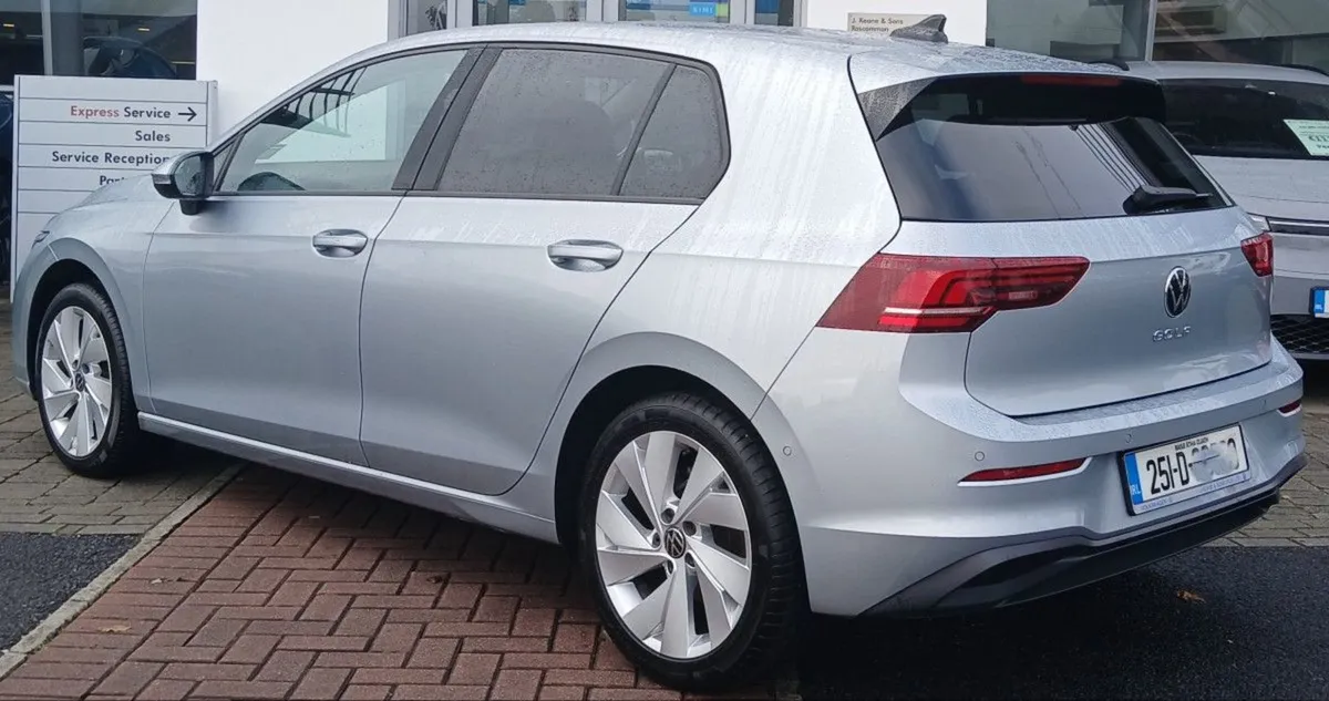 Volkswagen Golf Edition 75 2.0 TDI 116HP  park As - Image 4