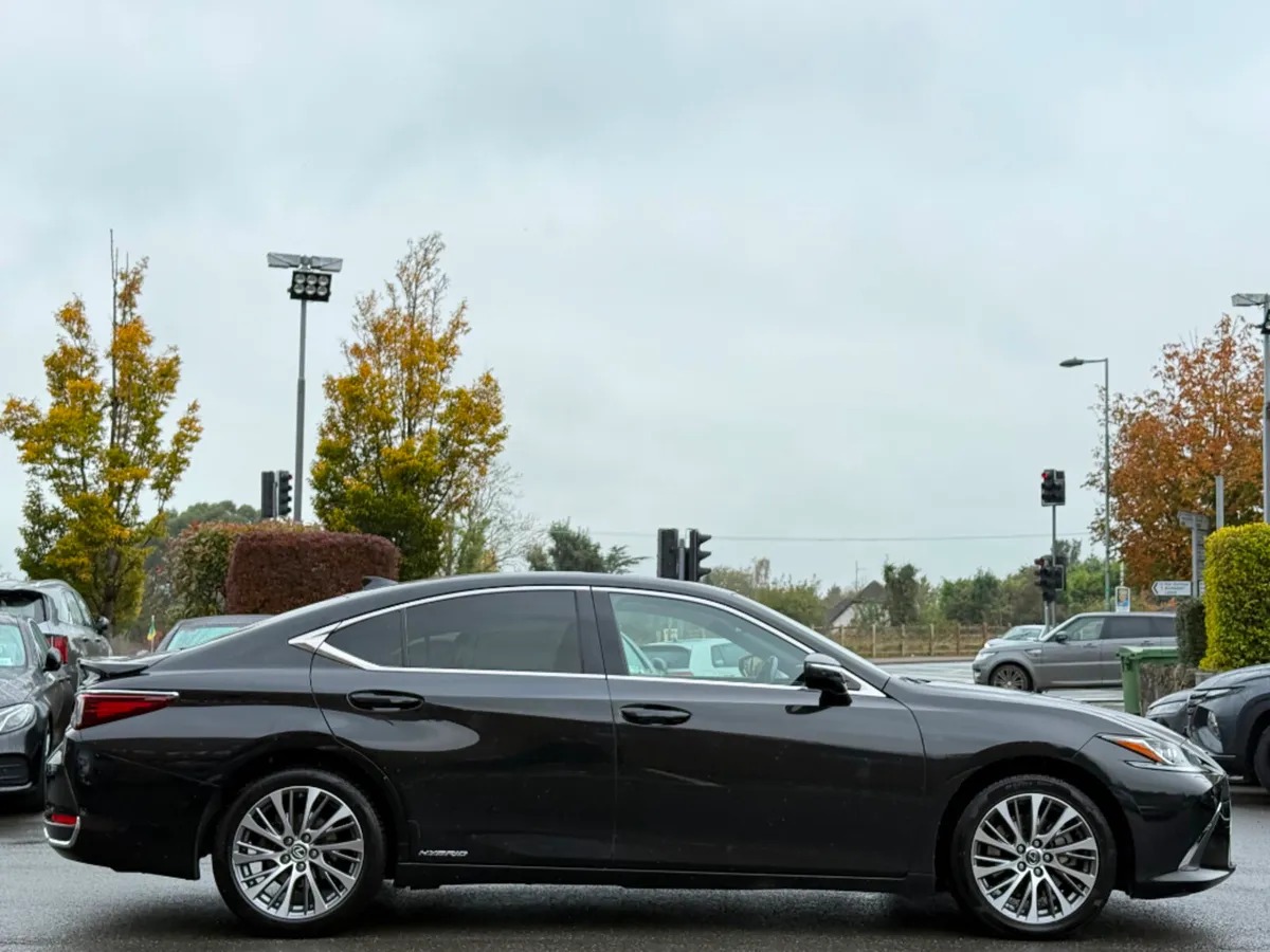 Lexus ES 300H DYNAMIC AUTO *HIGH SPEC & FSH* - Image 4