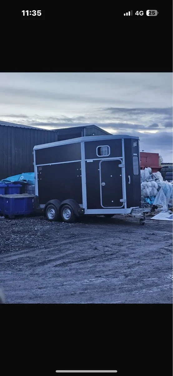 IFOR Williams Horse box HB511 - Image 1