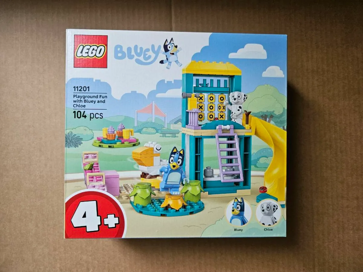 Lego playground fan with bluey and chloe 11201