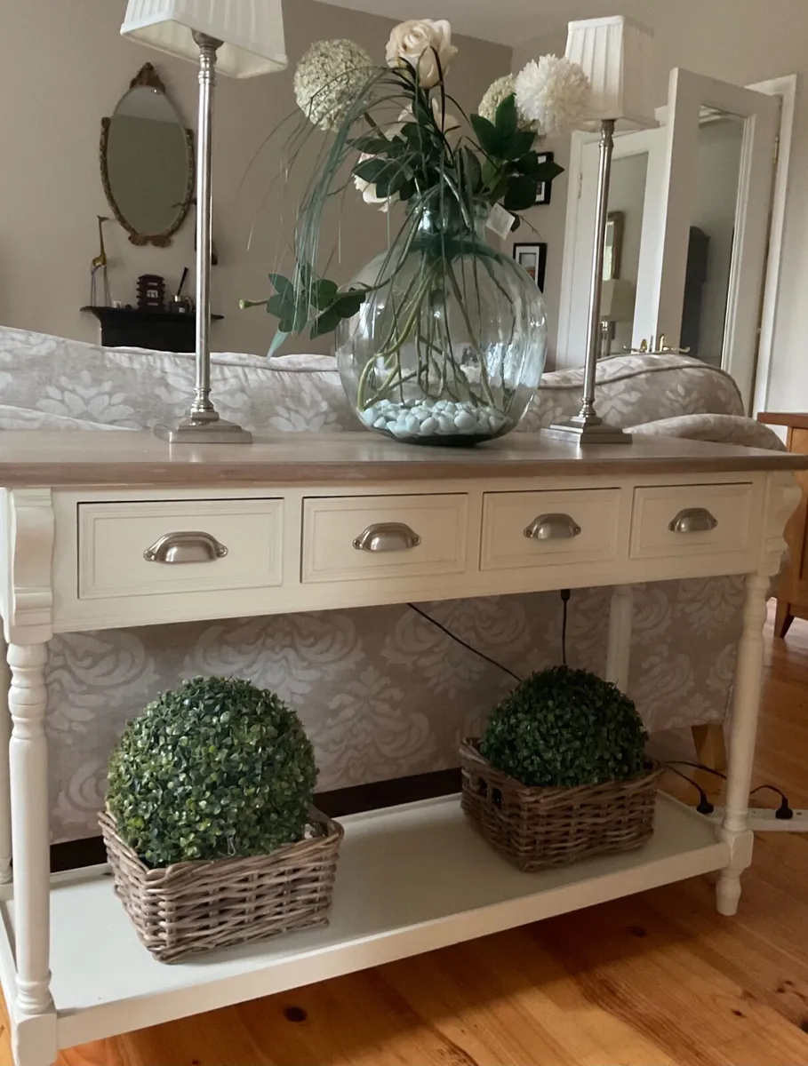 Hall console table in a french chic style - Image 1