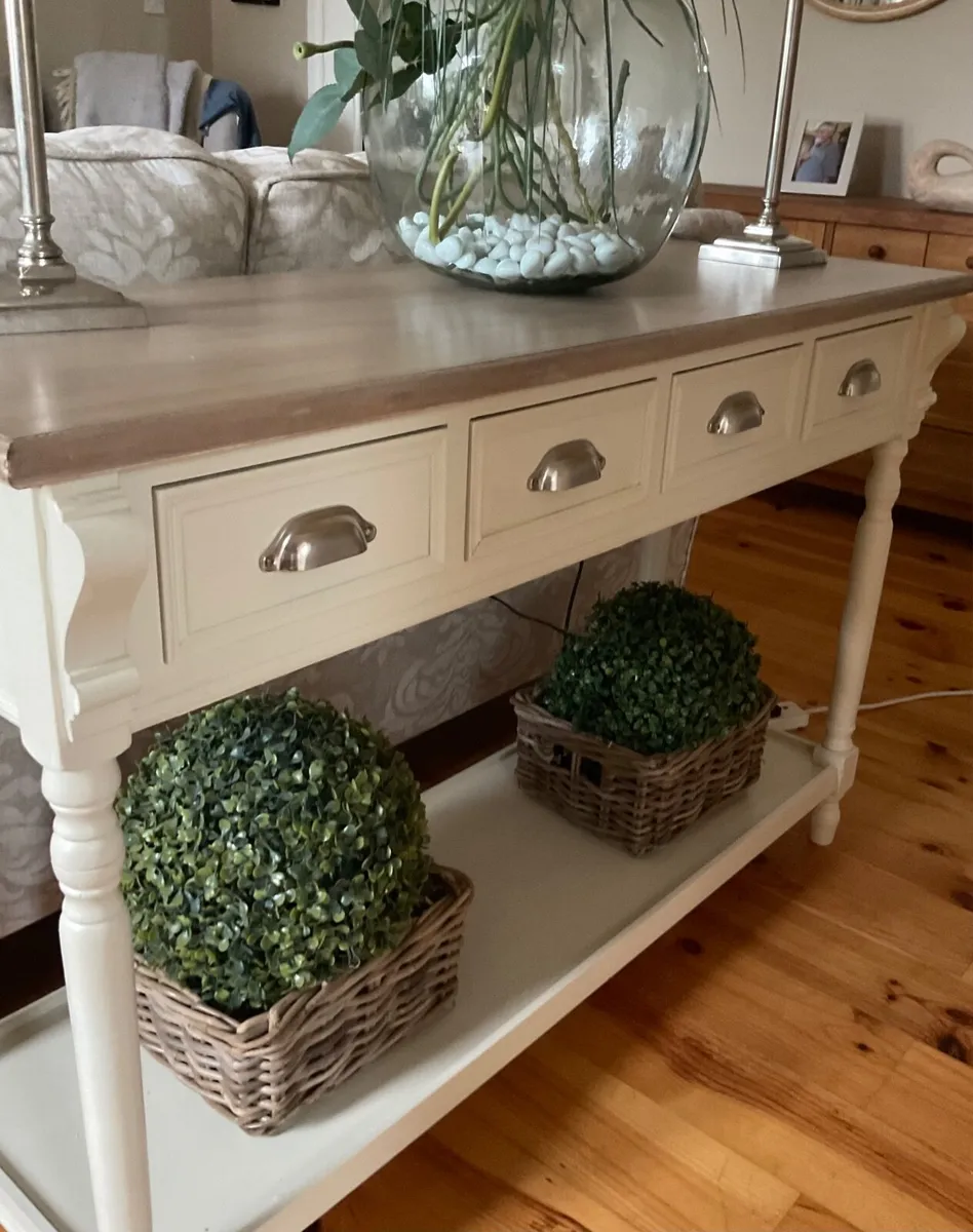 Hall console table in a french chic style - Image 2
