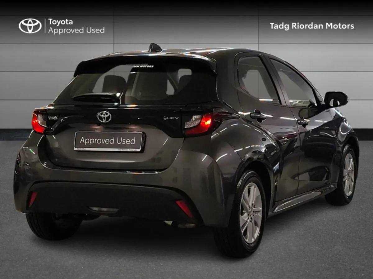 Toyota Yaris HYBRID LUNA - Image 2