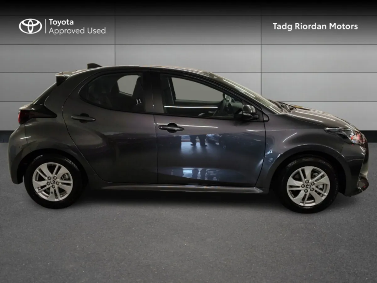 Toyota Yaris HYBRID LUNA - Image 3