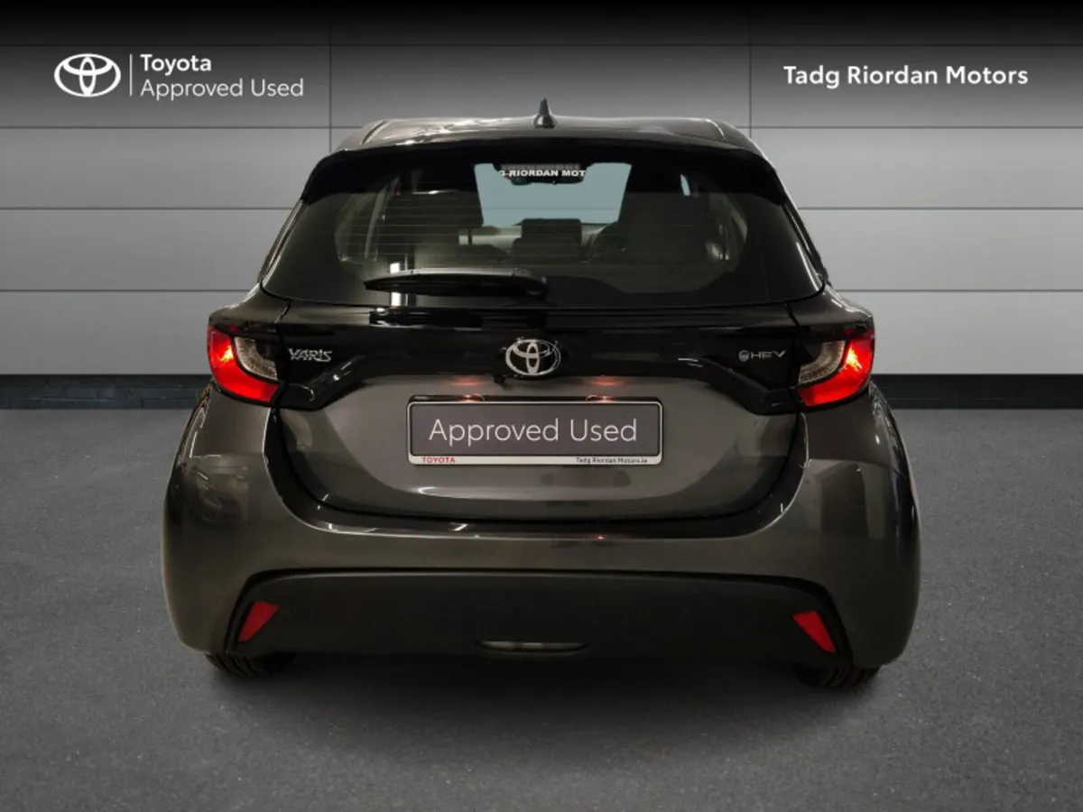 Toyota Yaris HYBRID LUNA - Image 4
