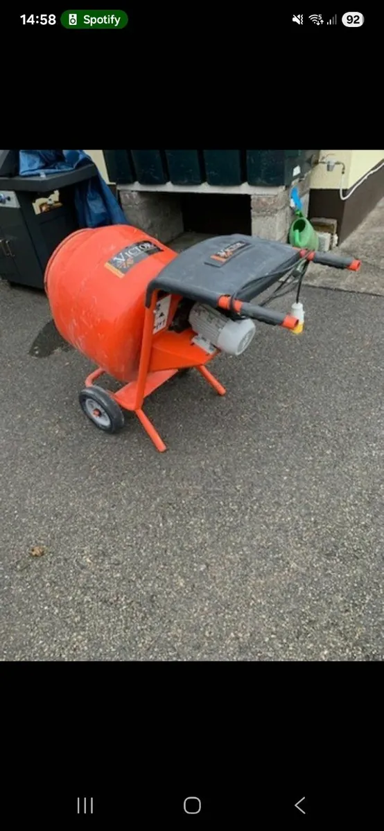 Victor Electric Cement Mixer 110V 140L - Image 1