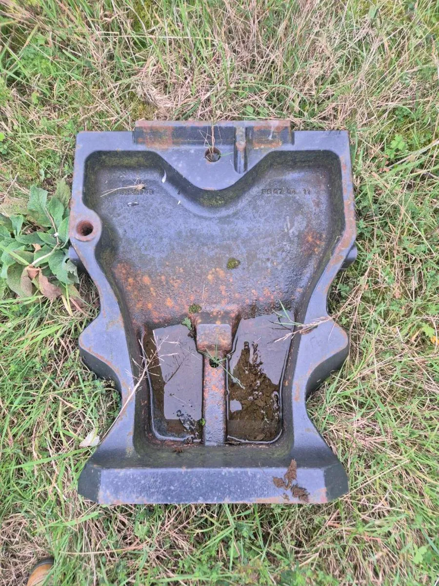 Front weight for case 210 - Image 1