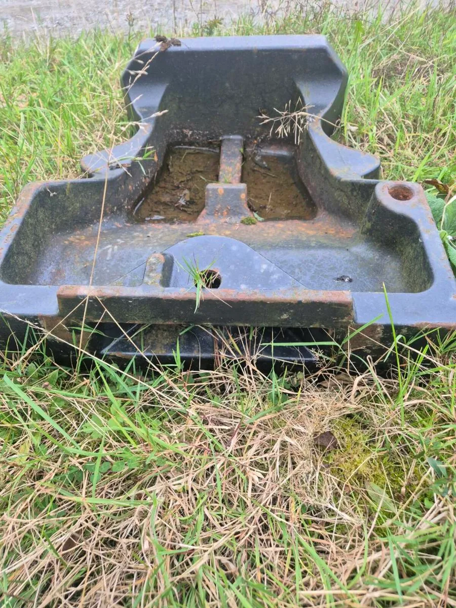 Front weight for case 210 - Image 2